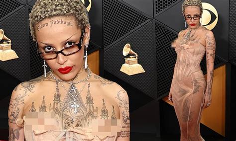 doja cat nipple out at grammys|Doja Cat Suffers Major Wardrobe Malfunction after Accidental Nip。